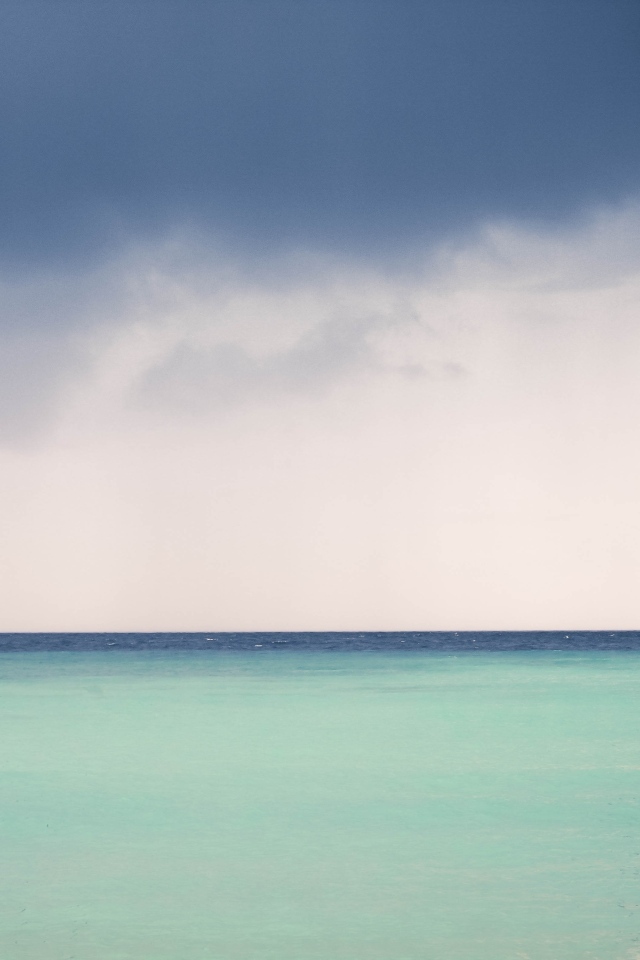 Голубая вода залива между скал