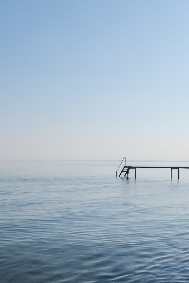 Мост в море в тумане