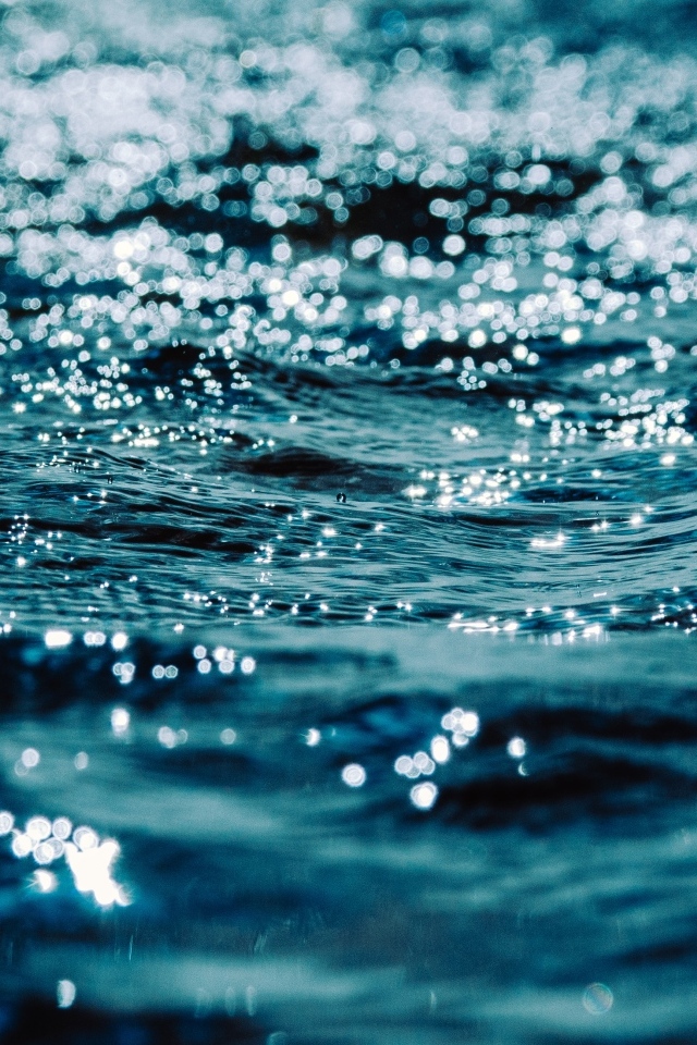 Спокойная черная морская вода