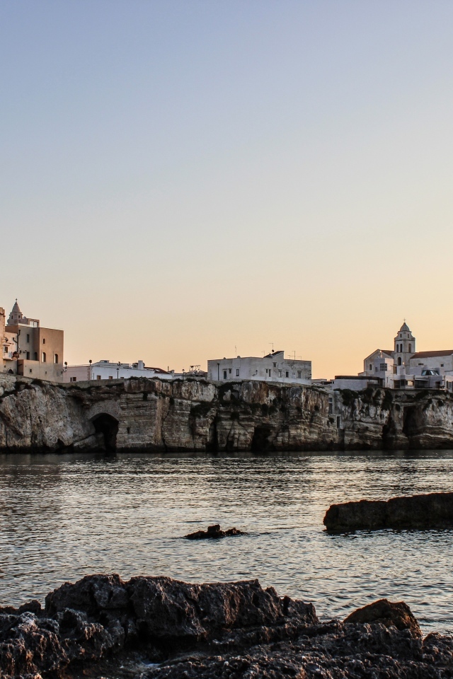 Город на скале у моря 