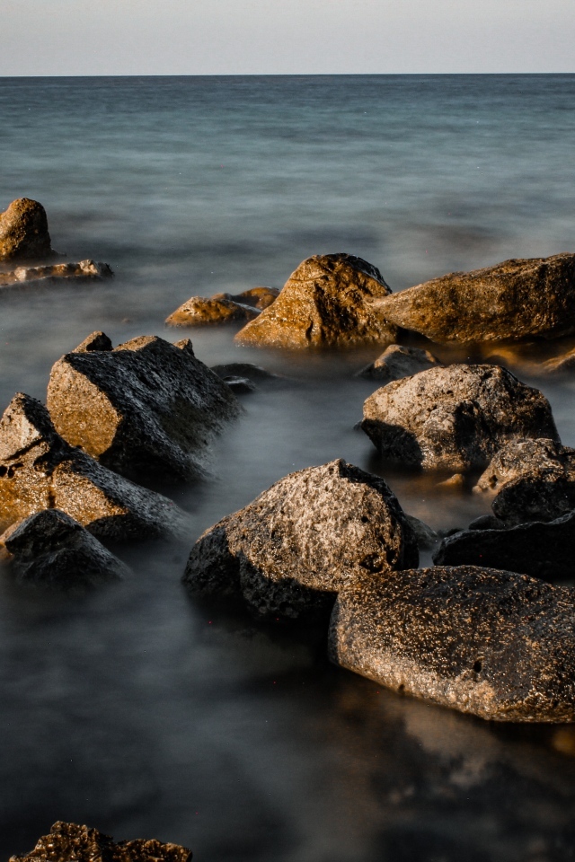 Большие камни в море на берегу