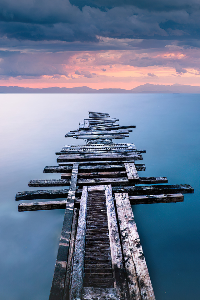 Старый разрушенный мост на берегу океана