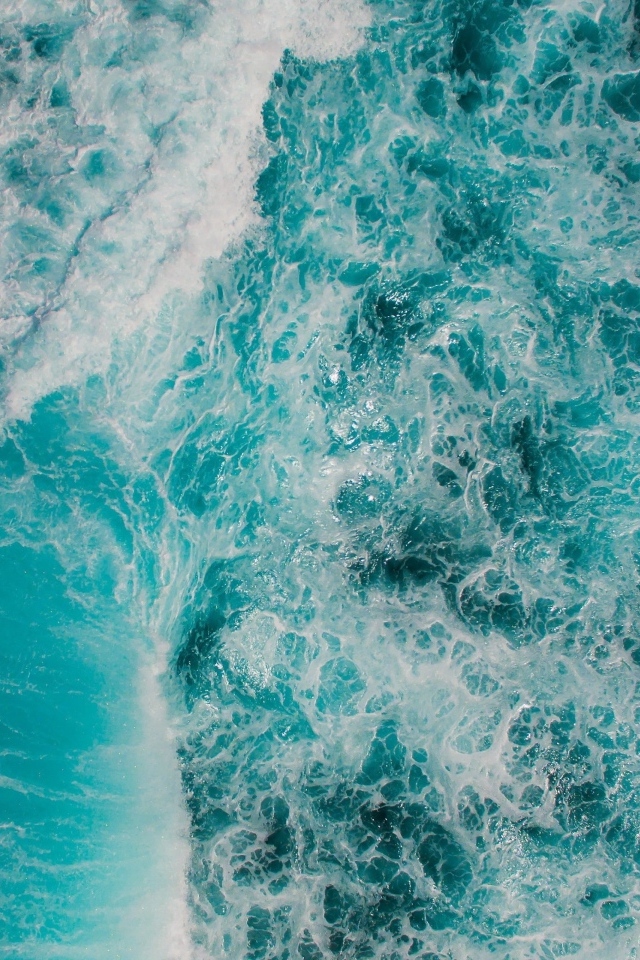 Бушующая голубая вода океана вид сверху