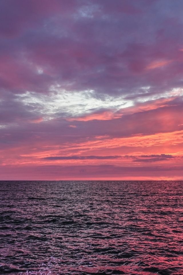 Красивый сиреневый закат над морем