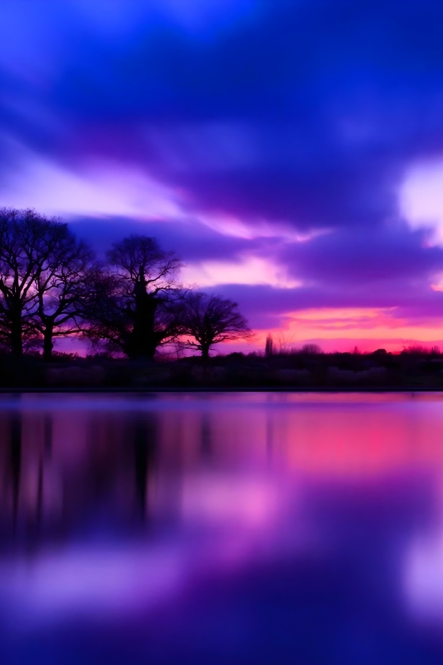 Красивый фиолетовый закат над озером