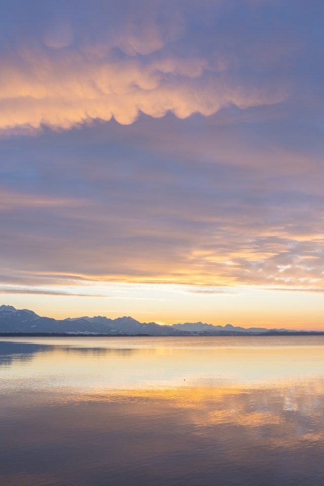 Красивый рассвет над озером в небе летом