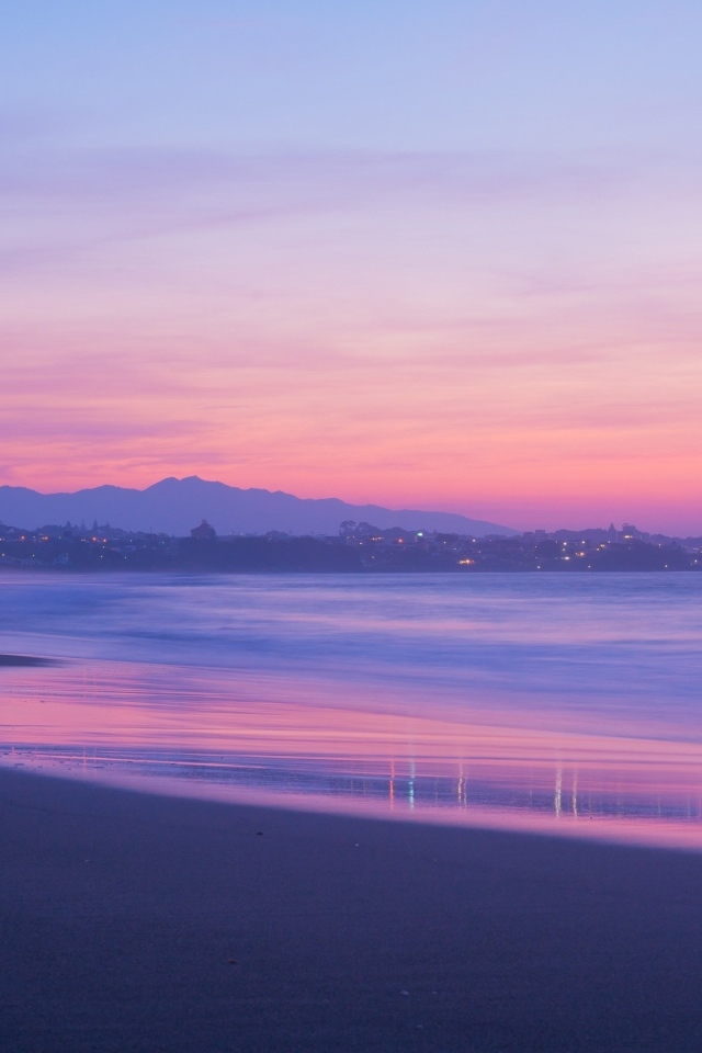 Сиреневый закат над морем в сумерках