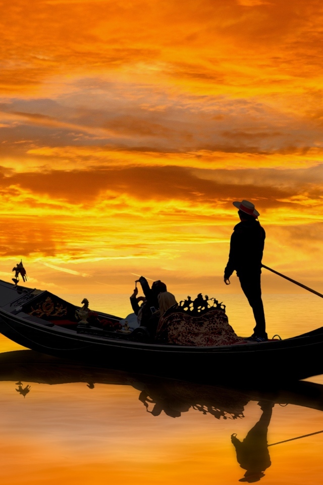 Мужчина на гондоле на закате