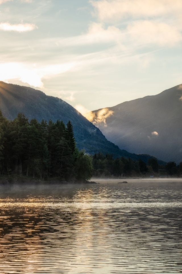 Горы и спокойное озеро на закате солнца