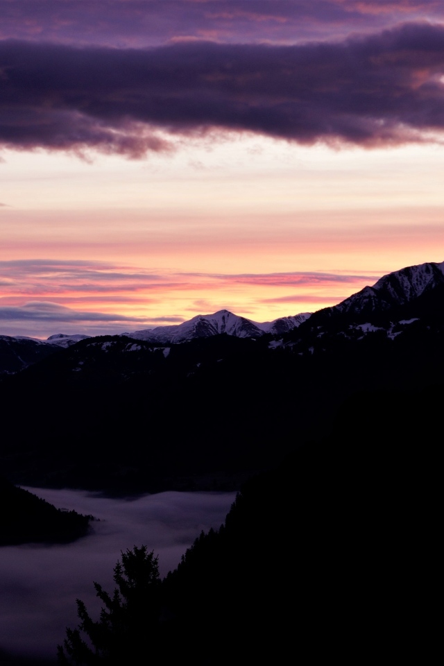 Розовый закат над покрытыми снегом горами