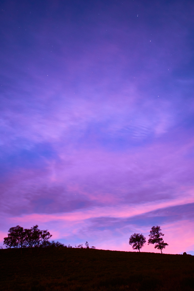 Фиолетовый закат в небе в сумерках 