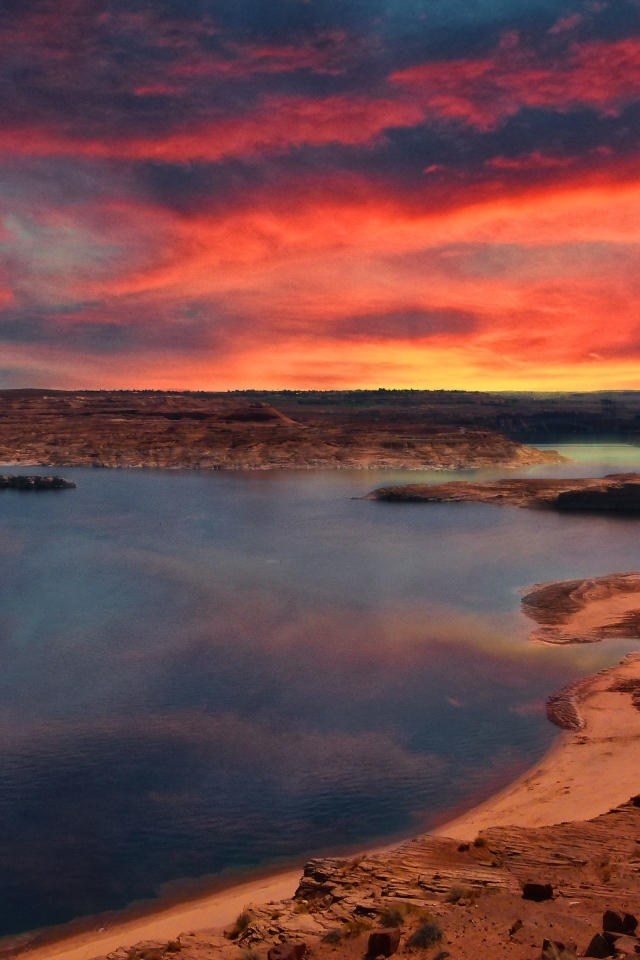 Красный закат в небе над рекой