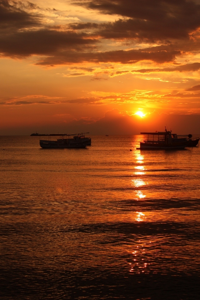 Корабли у причала в море на закате летом