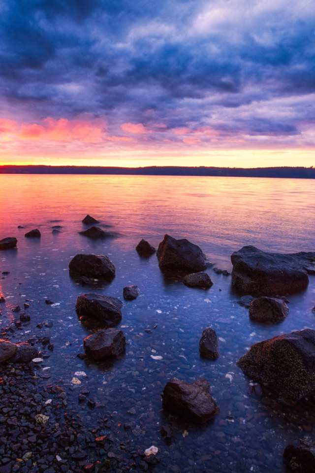 Закат солнца в пасмурном небе у озера