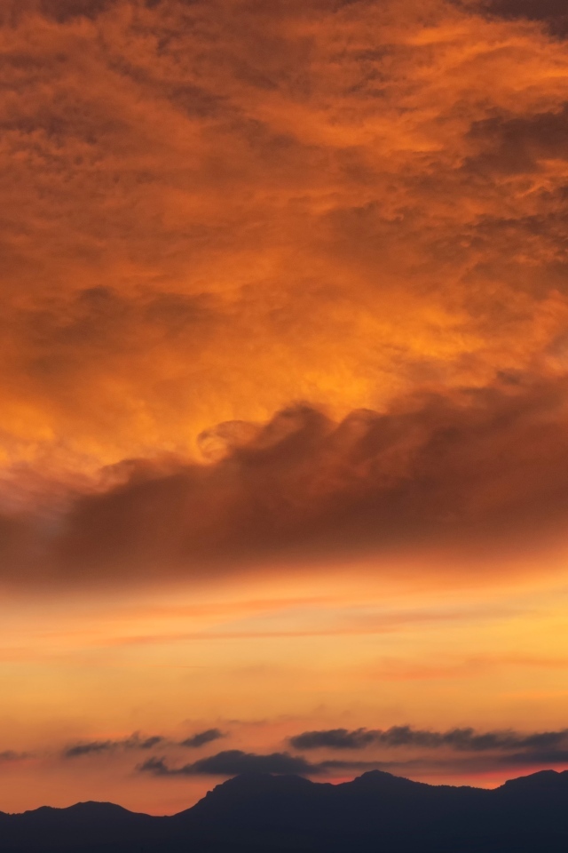 Густые облака оранжевого цвета на закате