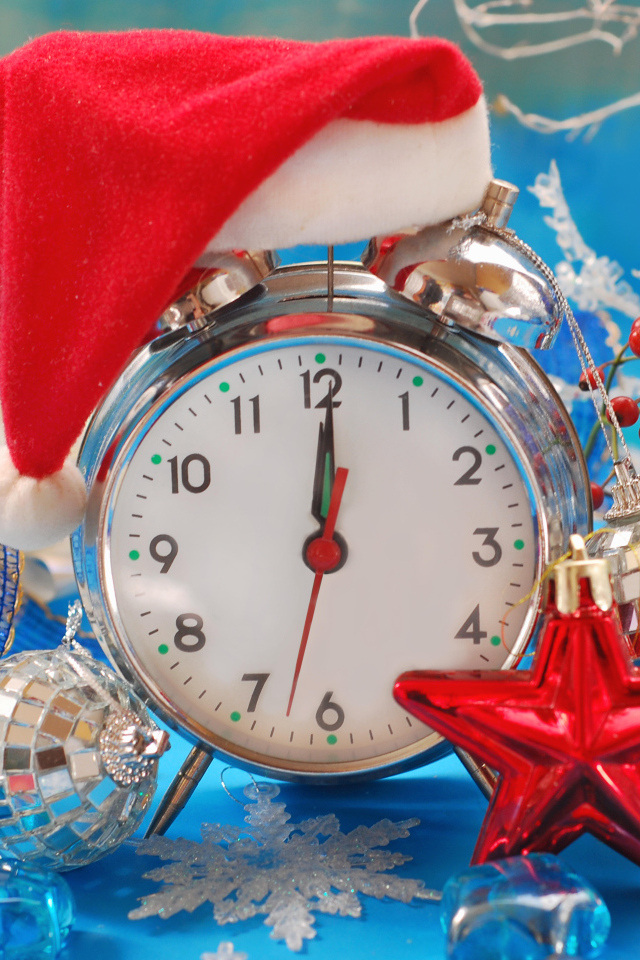 Будильник с елочными игрушками на Новый год