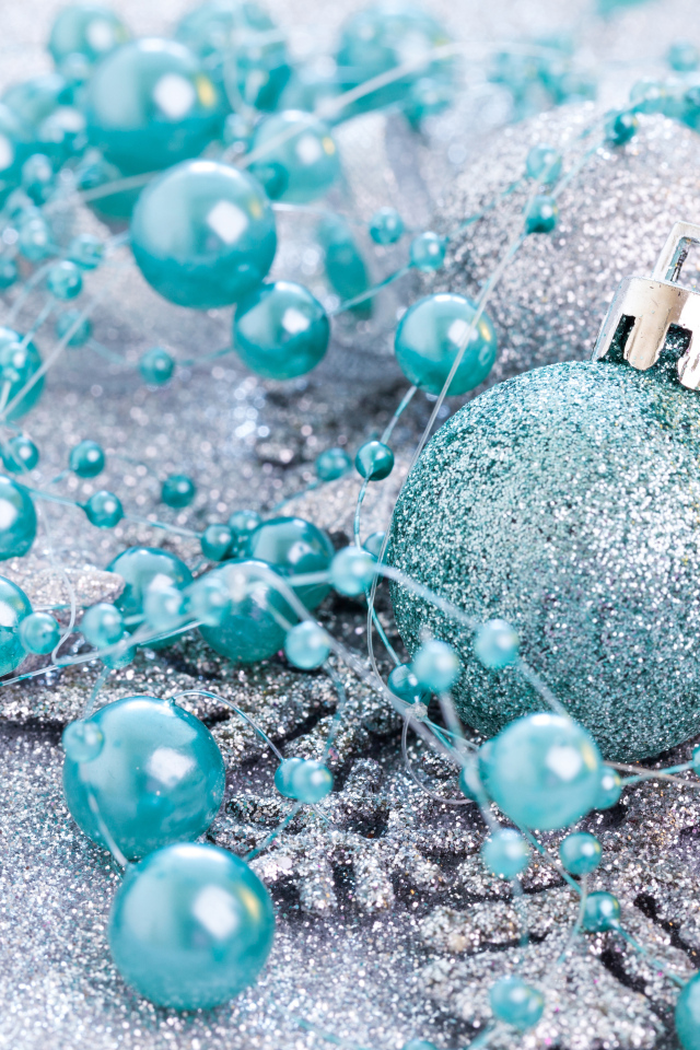 Красивые блестящие елочные шарики с бусами