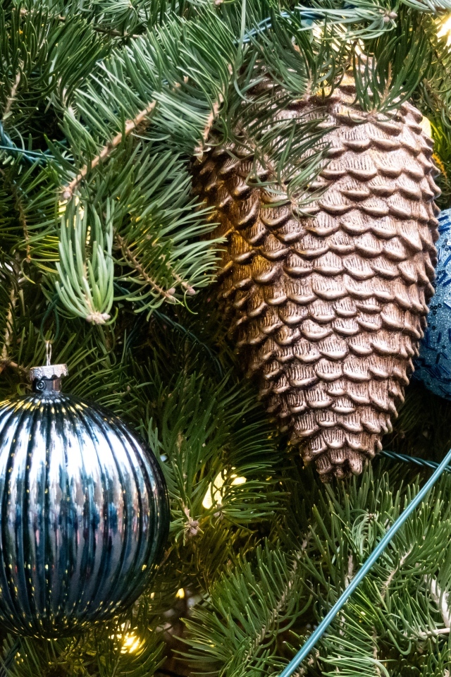 Красивые игрушки на зеленых еловых ветках