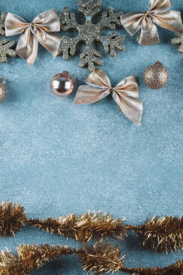 Бантики и мишура на голубом фоне для новогодней открытки