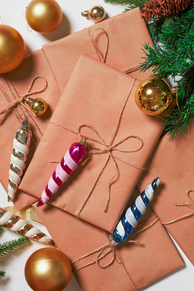 Подарки с игрушками и еловыми ветками