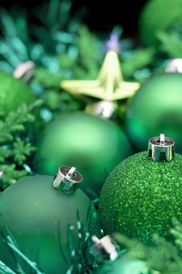 Зеленые елочные игрушки крупным планом