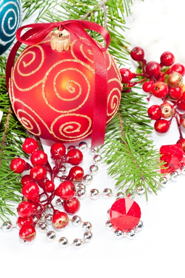 Разноцветные елочные игрушки с ветками на белом фоне