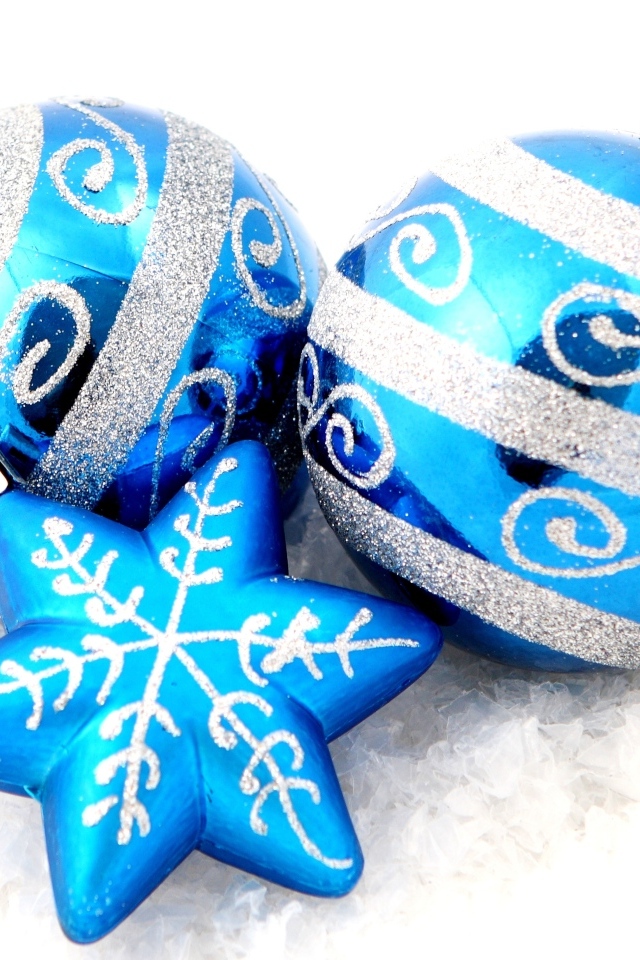 Два синих шарика и снежинка на белом фоне на новый год 2025