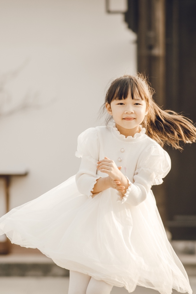 Девочка азиатка в красивом белом платье
