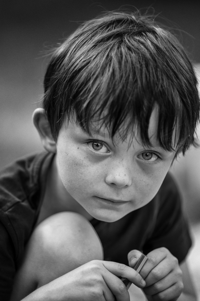 Черное-белое фото маленького мальчика