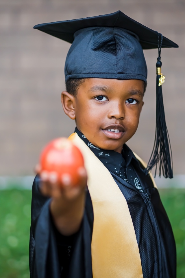 Темнокожий мальчик в костюме ученого