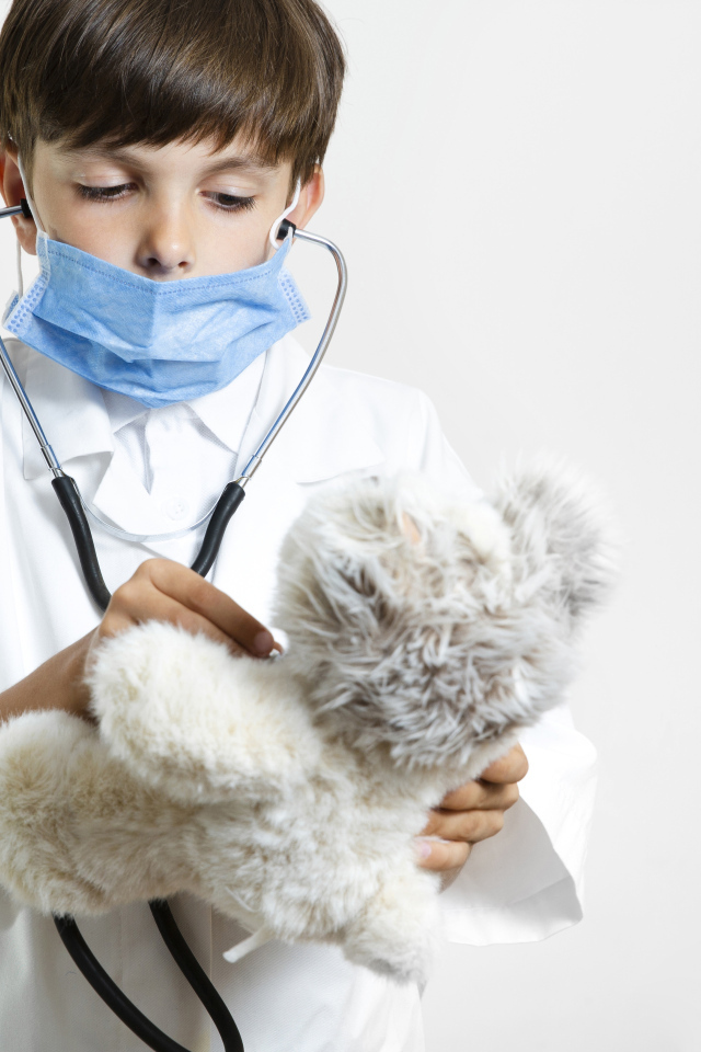 Мальчик в костюме врача с игрушечным медведем