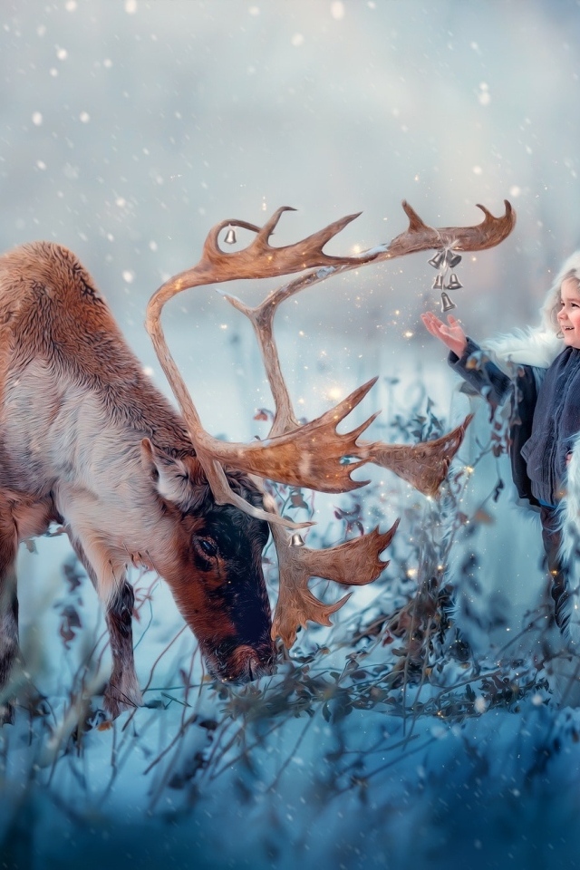 Мальчик с северным оленем играет колокольчиком