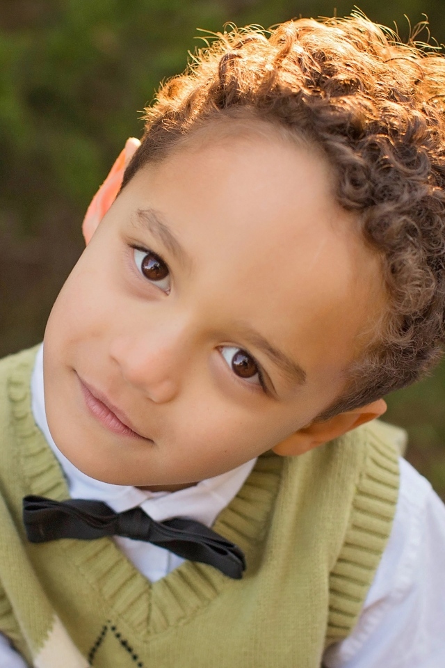 Кареглазый мальчик с кудрявыми волосами