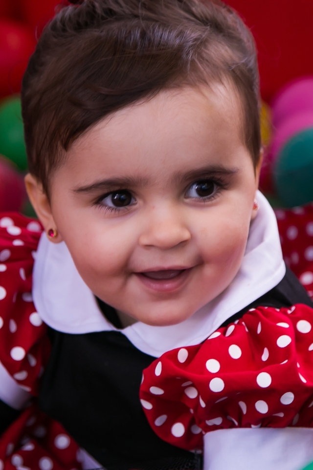 Кареглазая девочка в бассейне с шариками