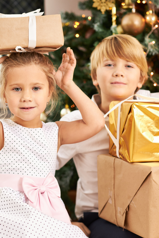 Дети с подарками на Рождество