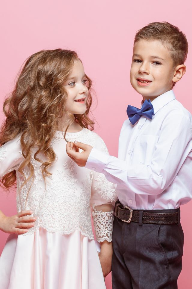 Пара мальчик и девочка на розовом фоне