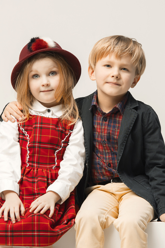 Пара мальчик и девочка на белом фоне