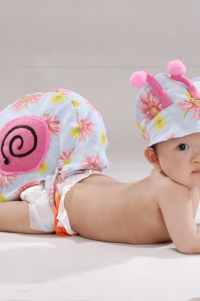 Милый азиатский ребенок в костюме гусеницы