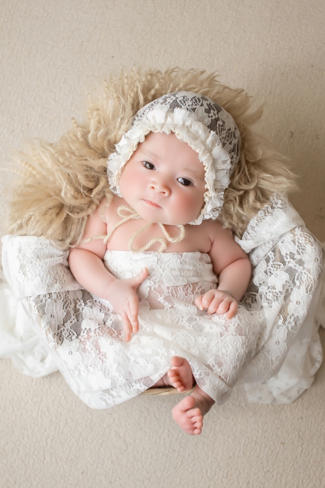 Милый новорожденный ребенок в колыбели 