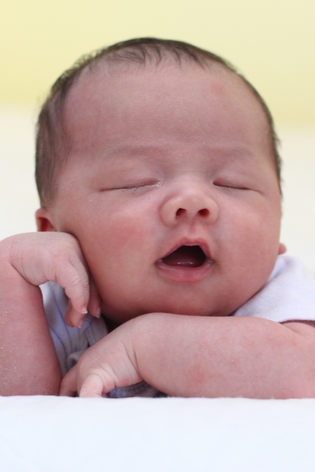 Милый спящий новорожденный ребенок 