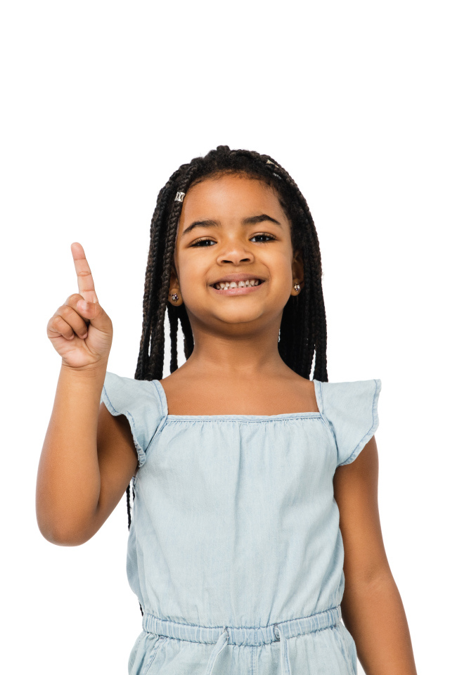 Темнокожая маленькая девочка на белом фоне