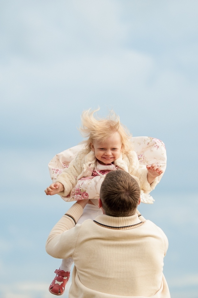 Отец играет с маленькой дочерью 