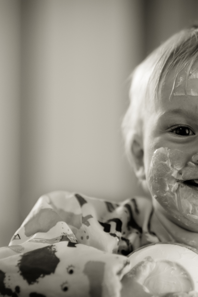 Смешной мальчик с лицом в сметане