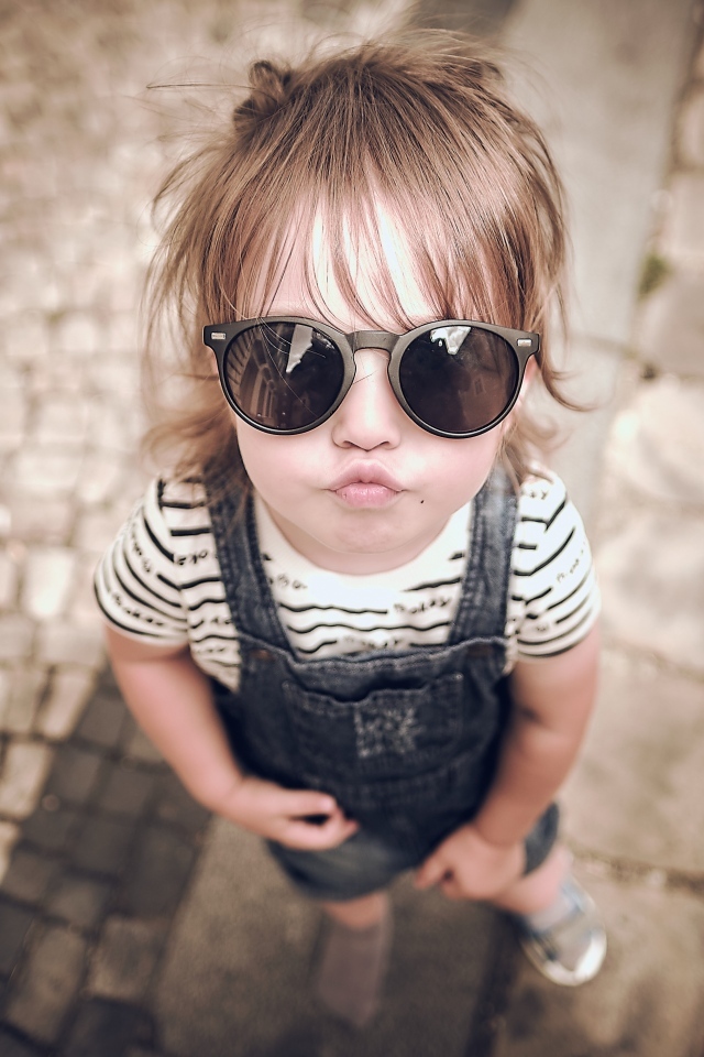 Смешная девочка в солнечных очках