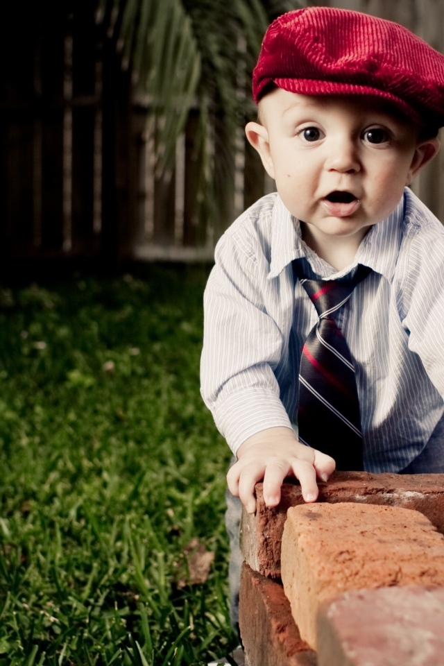 Смешной маленький мальчик в красной кепке