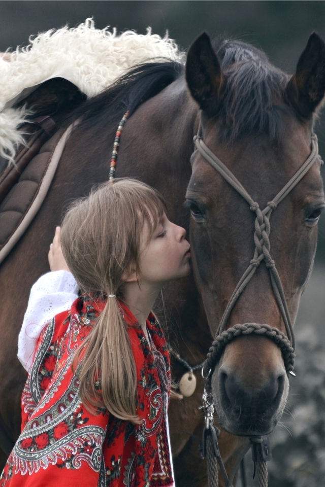Девочка с большим коричневым конем