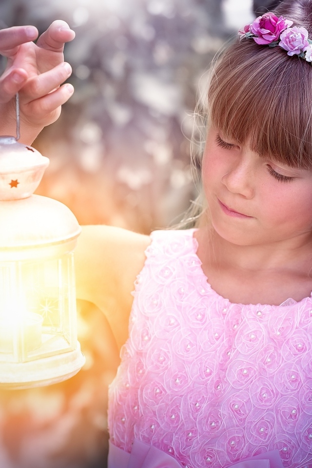 Девочка с фонариком в руках 