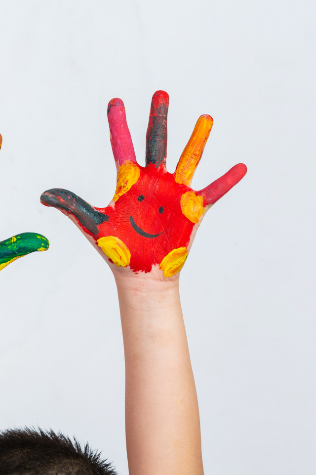 Руки маленького мальчика с рисунком