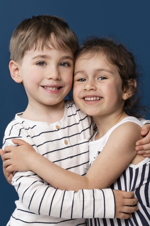 Объятия маленьких брата и сестры