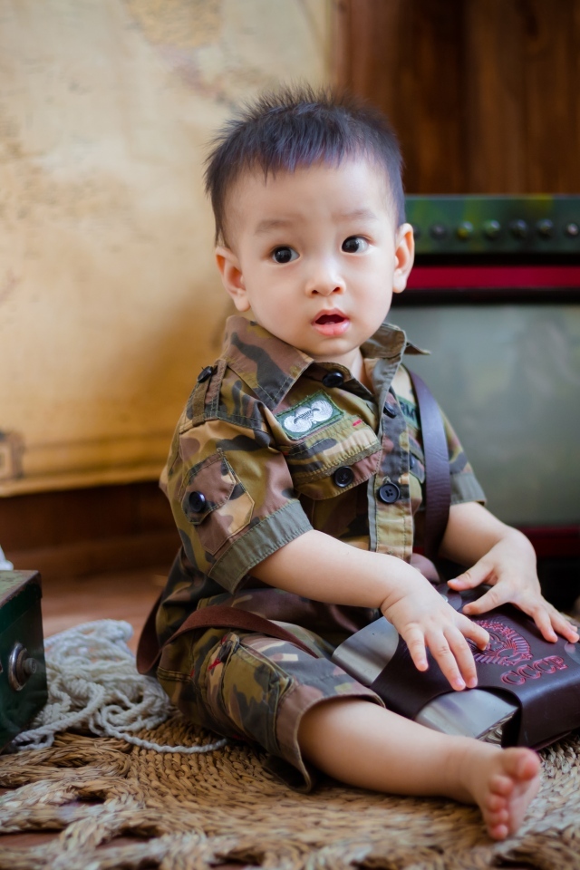 Маленький мальчик азиат в военной форме